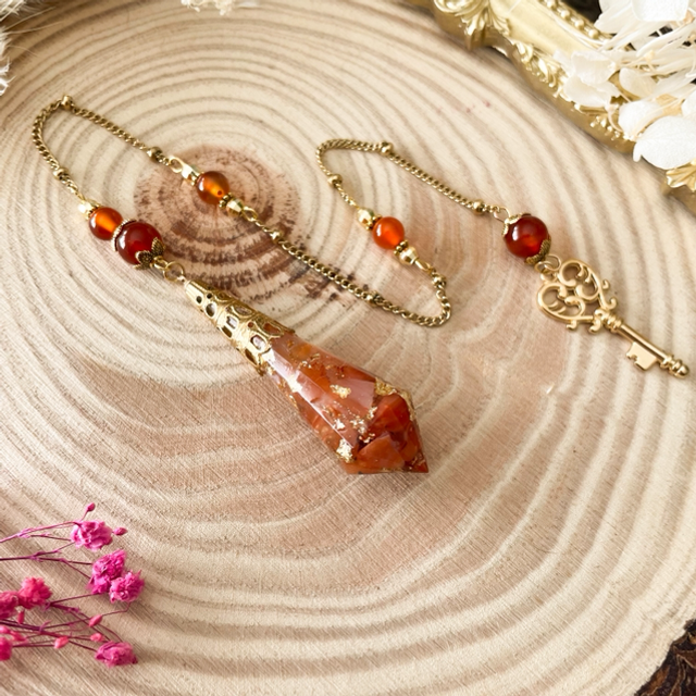 Grand pendule divinatoire en cornaline, modèle clef