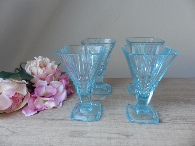 Vintage quatre coupes à glaces bleues aqua italiennes, Coupes à glaces ou à fruits en verre bleu Fidenza Italie, Coupes dessert aqua blue