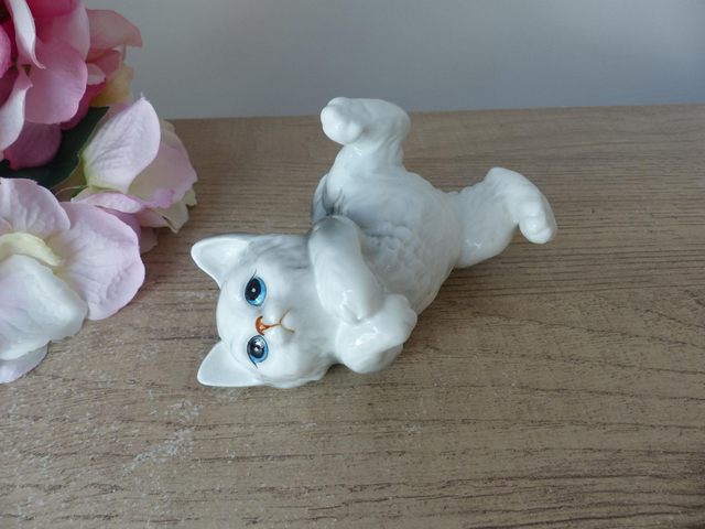 Figurine chat chaton joueur roulant sur le dos, petit chat espiègle attendant un câlin, chaton qui veut jouer !