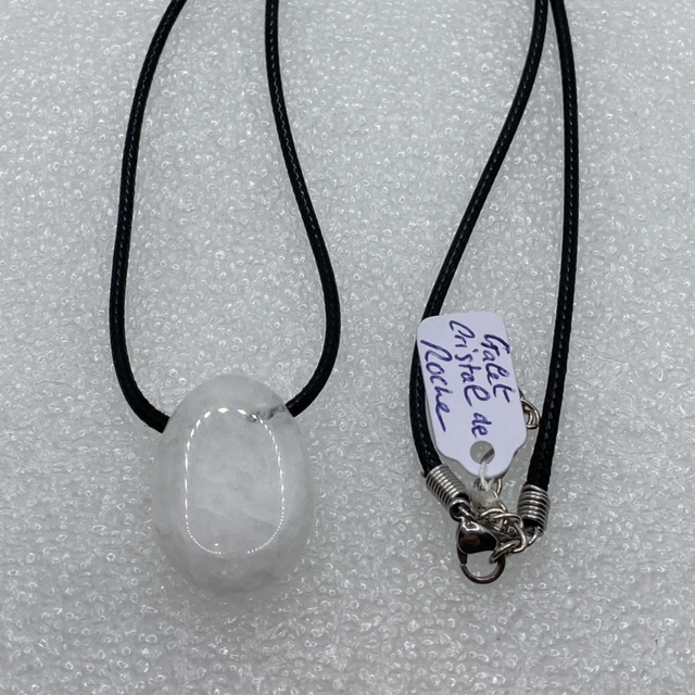 Pendentif Galet en Cristal de Roche – Cordon PU