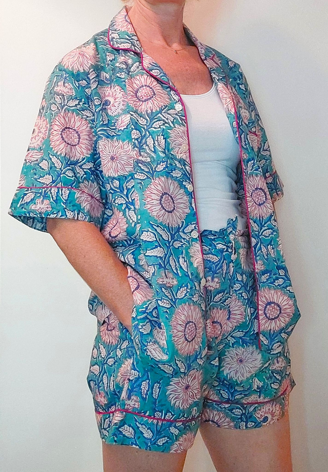 Pyjama court en coton indien – Imprimé floral artisanal – Fait main - Slow fashion - Rose et bleu sur vert 