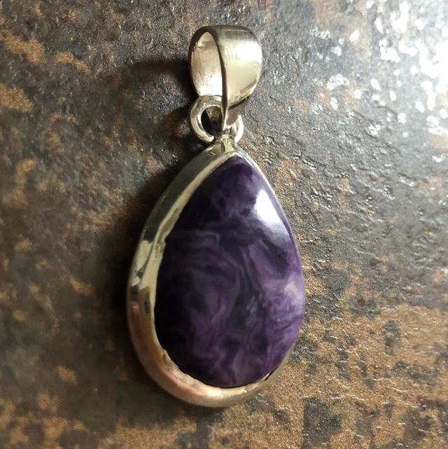 Pendentif en argent et Charoïte