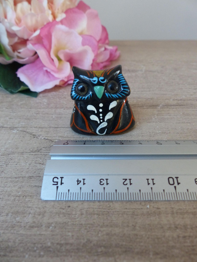 Figurine hibou miniature en plâtre peint à la main noir et bleu vintage, hibou de collection porte bonheur, chouette cadeau ami famille