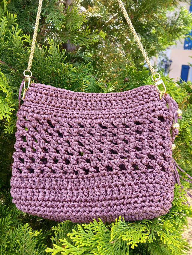 Sac bandoulière bohème au crochet prune avec perles dorées – création artisanale chic