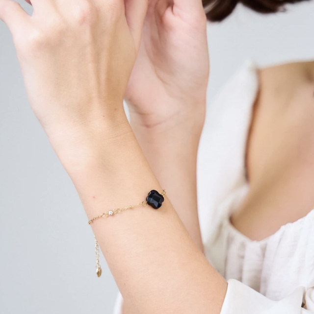 Bracelet doré trèfle noir