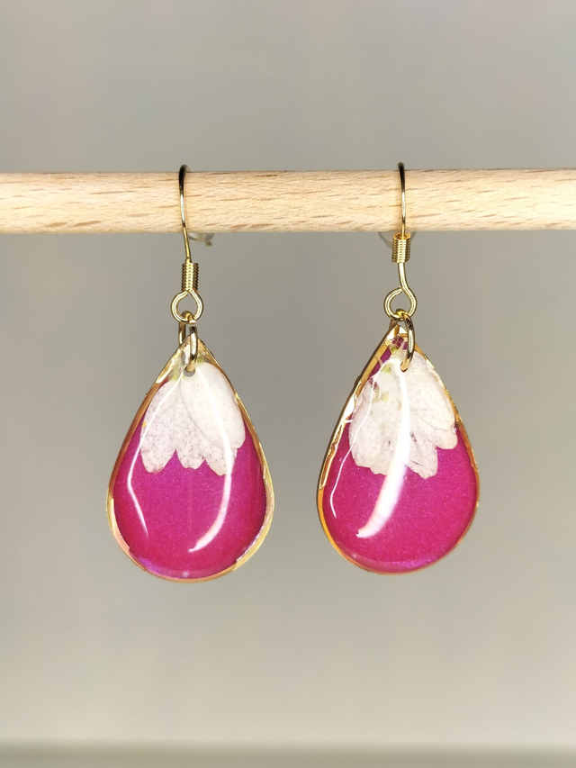 Boucles d&#039;oreilles pendantes gouttes, résine pourpre et pétales blancs
