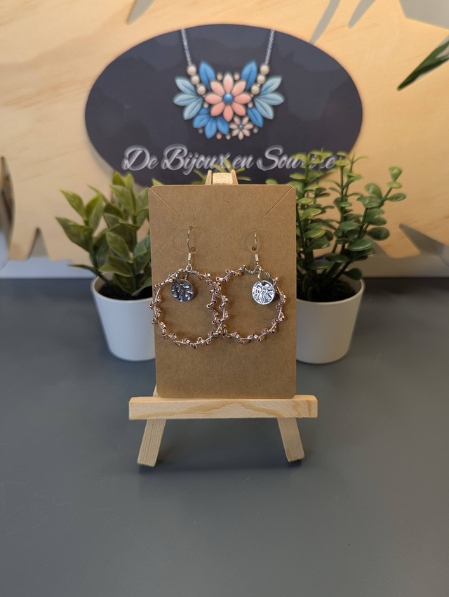 Petites créoles avec perles en verre rose et pendentif argent rond. 