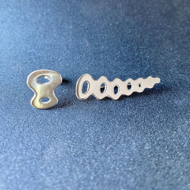 Bijou d’oreille contemporain et bouton d’oreille « Ondulations » en argent