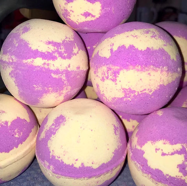 Rhubarb & Custard Bath Bomb