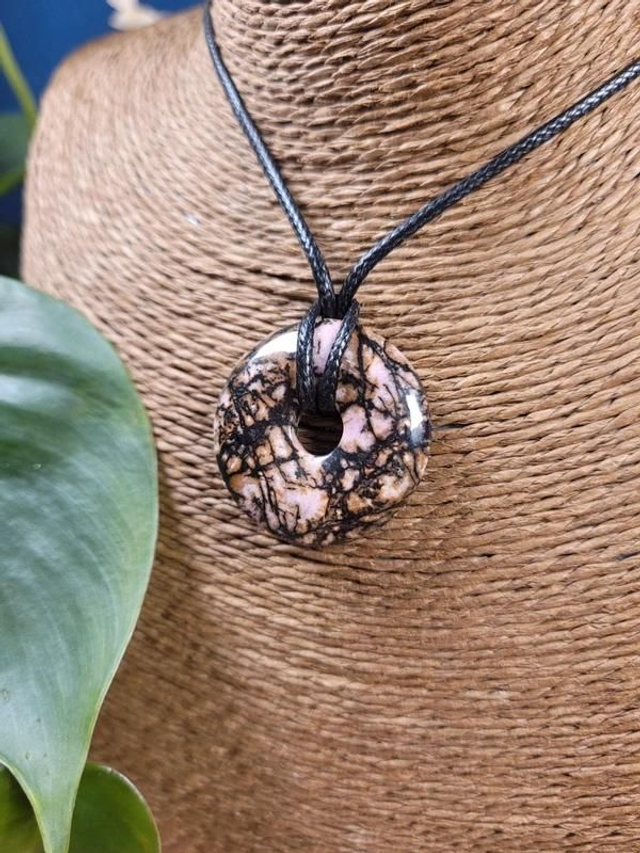 Rhodonite de Madagascar - Pendentif &quot;Donut&quot;, ou Pi Chinois