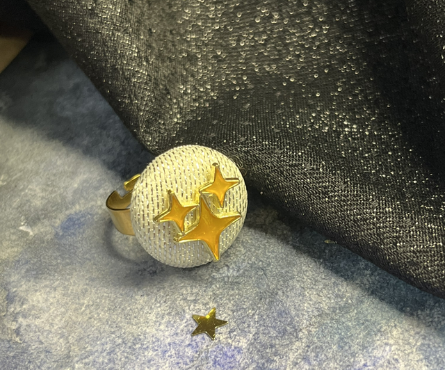 Bague dorée avec étoiles 