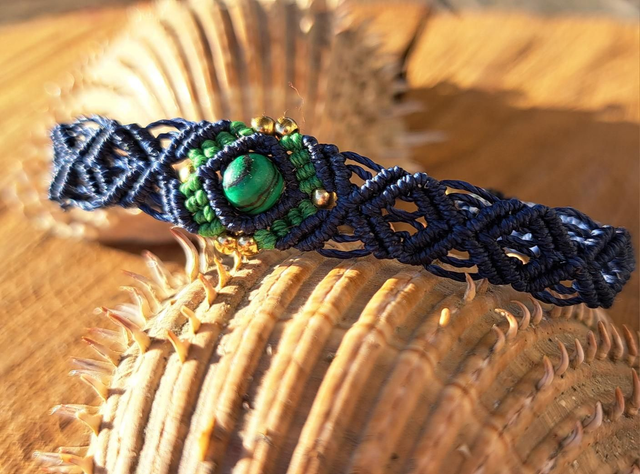 Bracelet micro-macramé bleu nuit et vert