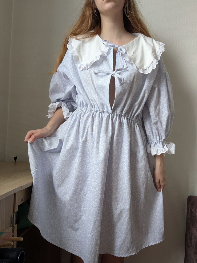 Robe à grand col claudine fleurie - taille M / L