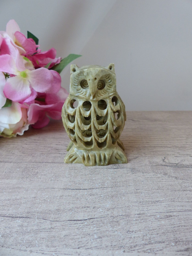 Sculpture hibou en pierre undercut fait main – figurine artisanale vintage avec bébé hibou sculpté à l’intérieur - objet d&#039;art et symbolique