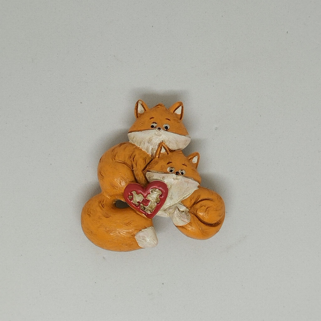 Renard couple un cœur rouge