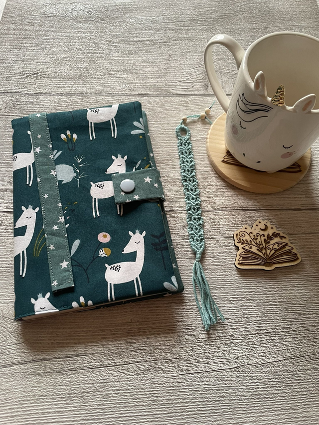 🌙Couvre-livre en tissu – Motif Biche sur fond bleu canard