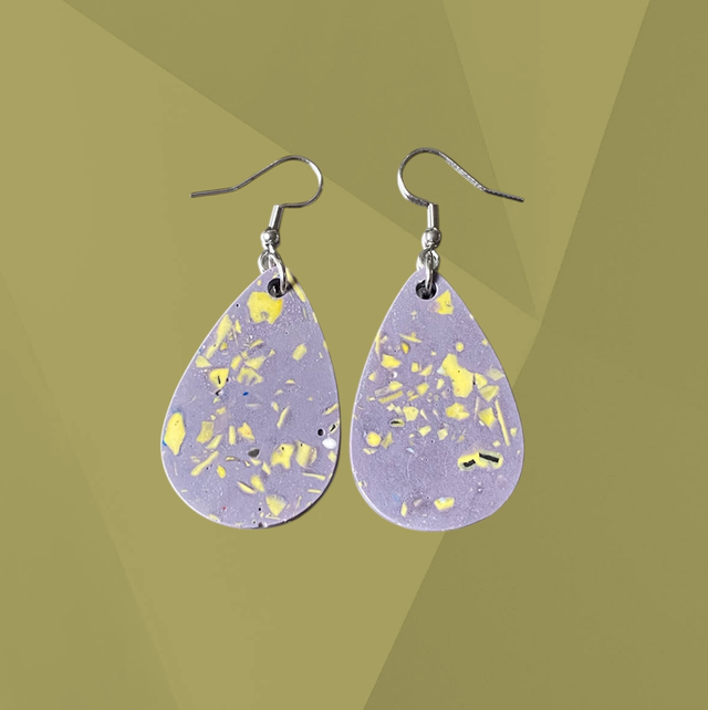Boucles d’oreilles violettes effet terrazzo 