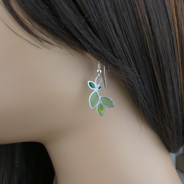 Éclat printanier - Boucles d'oreilles en émail plique à jour sur Argent