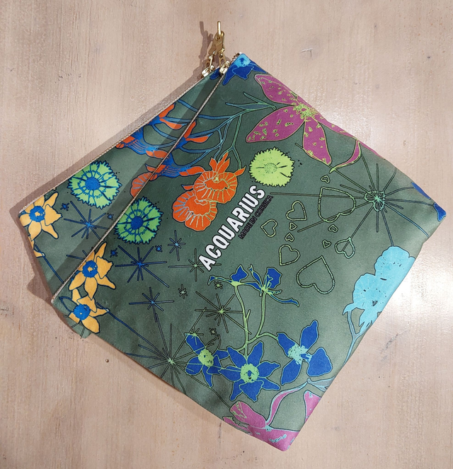 Orchidée Vert. Pochette et trousse en velours.