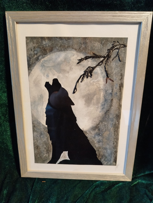 Loup qui hurle à la lune