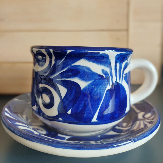 Tasse 7 x 10 cm avec son plateau – céramique bleu cobalt intense, fait main à Dolores Hidalgo, Mexique