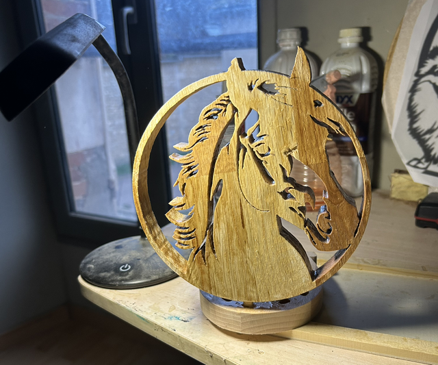 Tête de cheval sur son socle fer à cheval plus trèfle 