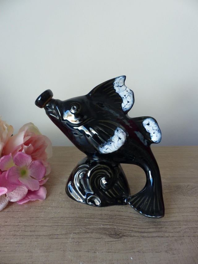 Pichet vintage en céramique forme de poisson – Grès flammé noir et blanc, cruche décorative pour eau, whisky ou liqueur, style bord de mer