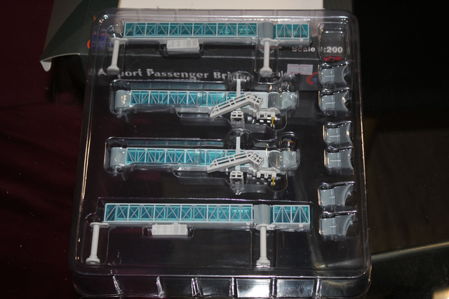 2 Fluggastbrücken für B737, 1:200 JC Wings
