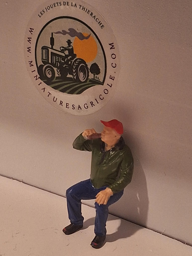 Personnage homme assis 1:32 kos1