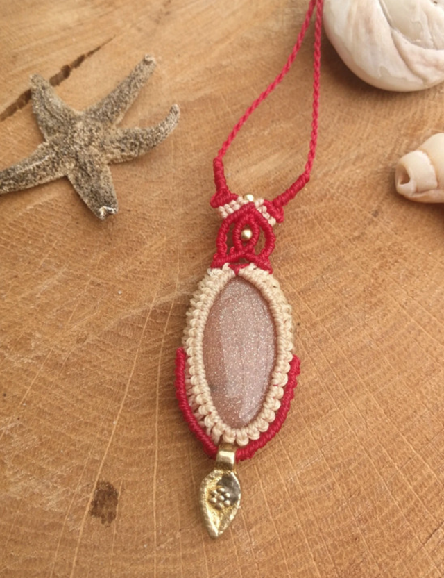 Pendentif micro-macramé Pierre de lune pêche