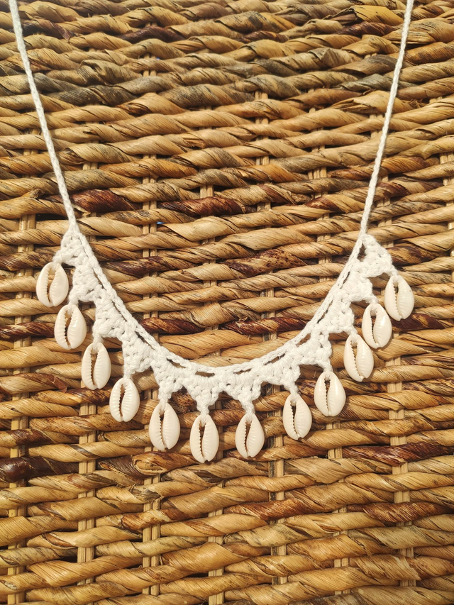 Collier en coton et cauris naturels