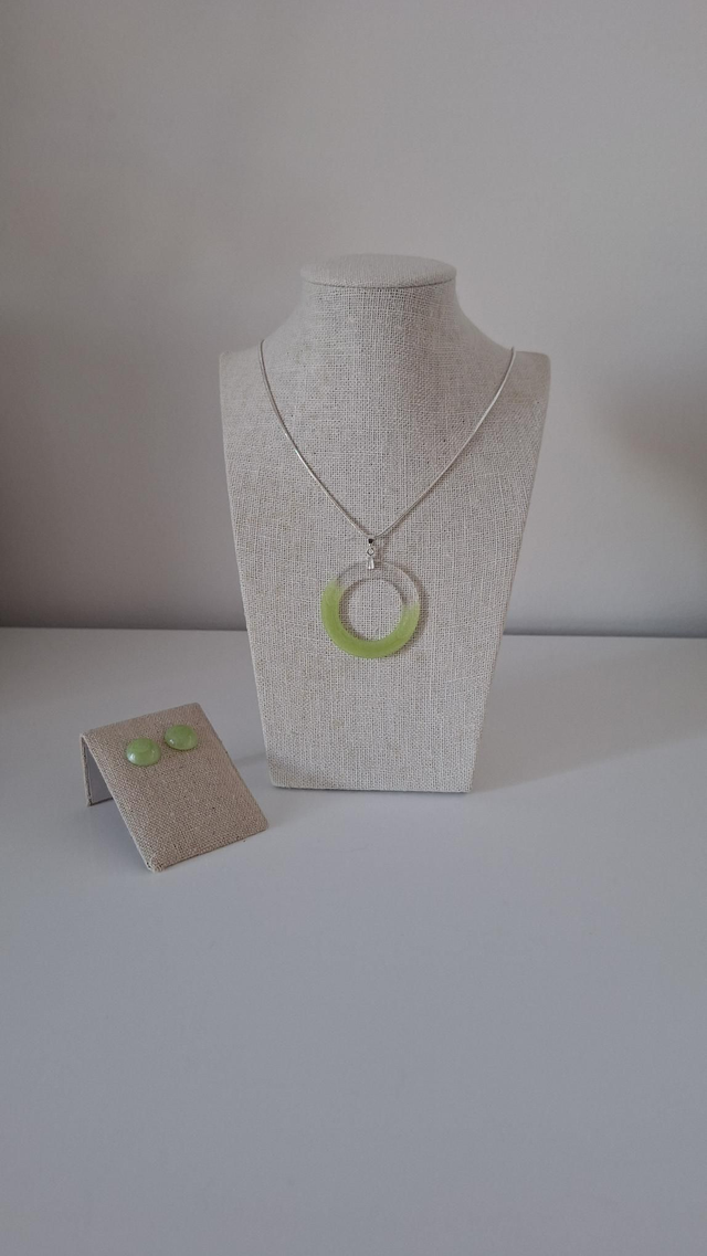 Parure collier et boucles oreilles vert et transparent 
