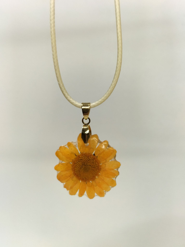 Pendentif fleur jaune
