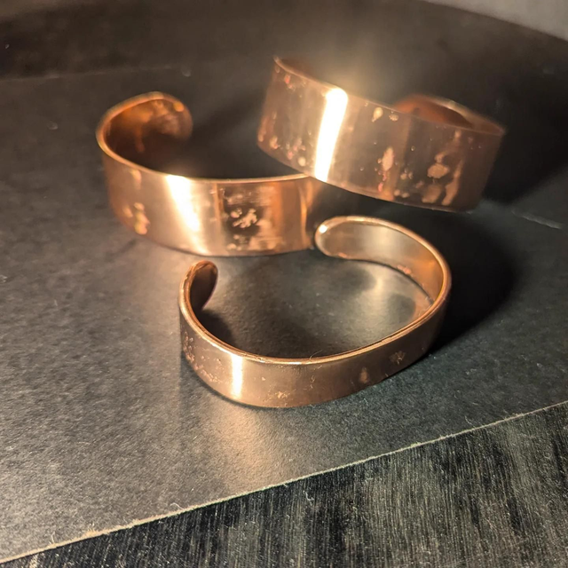 Bracelets forgés en cuivre.