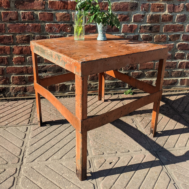 Bout de canapé en métal orange