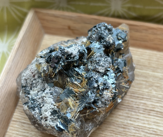 <Crystal specimen> Golden Rutilated Quartz with Hematite