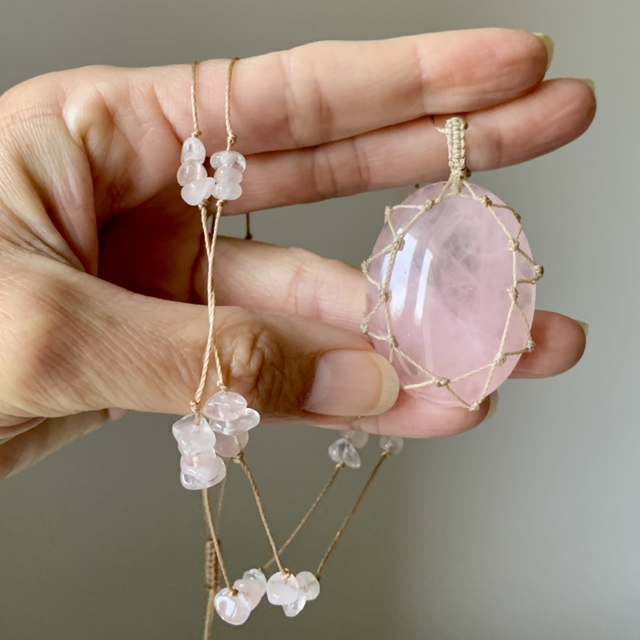 Sautoir, collier, habillé d’un grand Quartz rose naturel (40x30mm) taille cabochon (longueur à plat de 25 à 45cm)