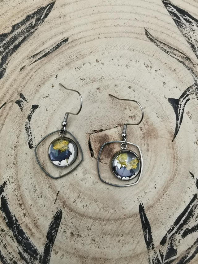 Chauve-souris et fleurs jaunes  