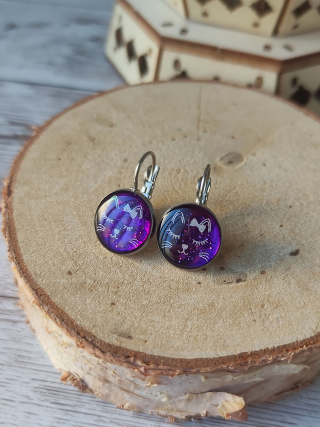 Boucles d&#039;oreilles dormeuses violet et chats