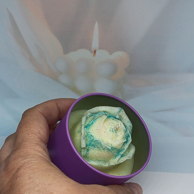 Bougie en forme de rose parfumée au Monoï Passion – Parfait pour un cadeau des fêtes des mères