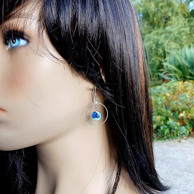 Boucles d'oreilles Créoles en émail sur cuivre et sur paillon d'argent