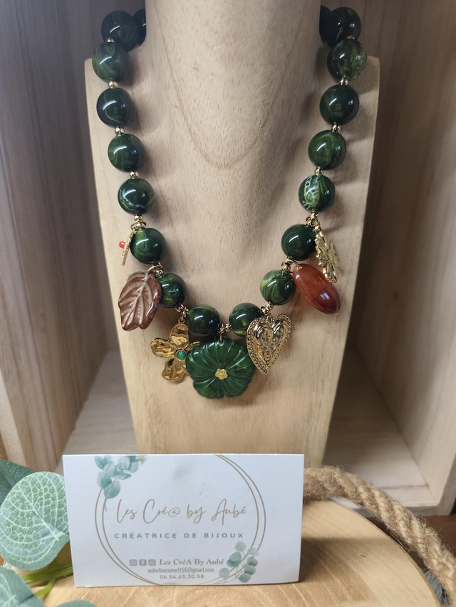 COLLIER BIG PERLES ET BRELOQUES MARRON/VERT 0000485