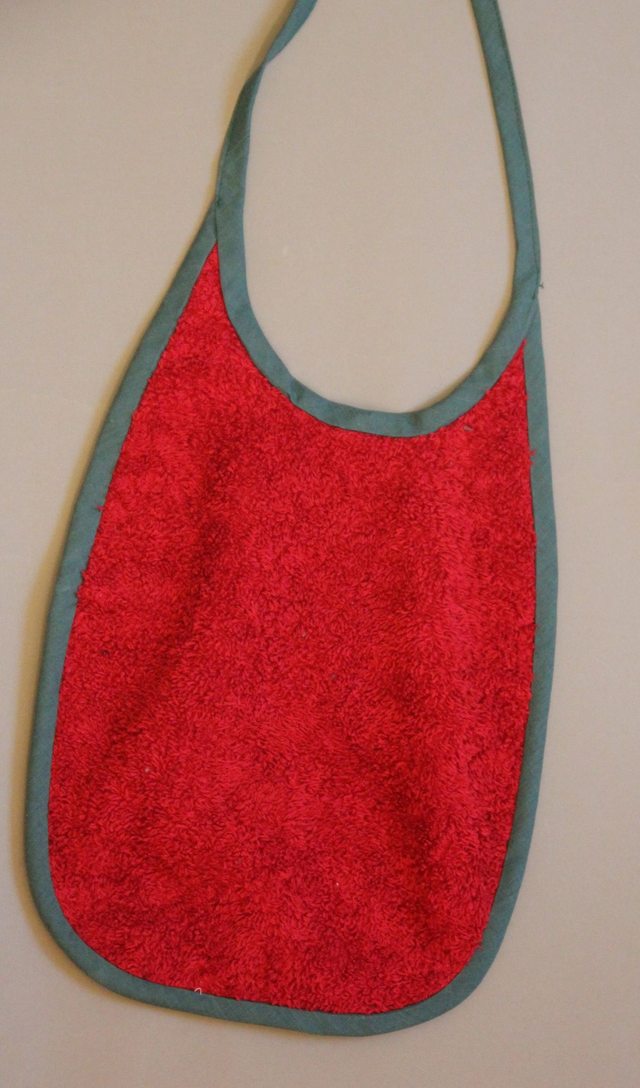 Bavoir uni rouge et liseré vert sapin