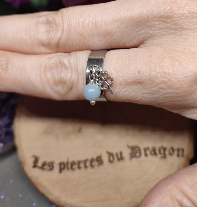 Bague réglable argentée trèfle à 4 feuilles et angélite 