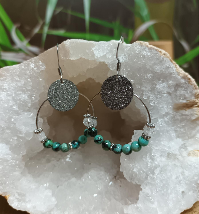 Boucles d&#039;oreilles en turquoise d&#039;Afrique et cristal de roche