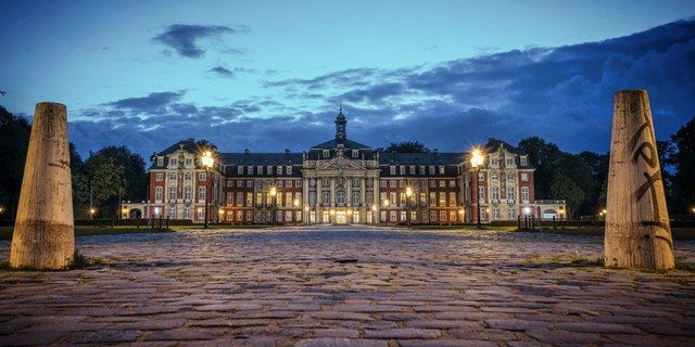 Schloss zwischen zwei Pollern