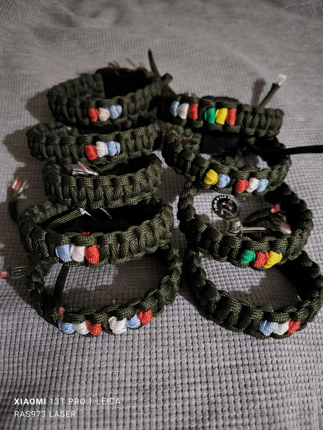 Bracelet Paracorde 4mm, 10 brins fabriqués à la demande.