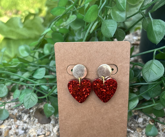 Boucles d’oreilles résine cœur rouge et doré a paillettes 