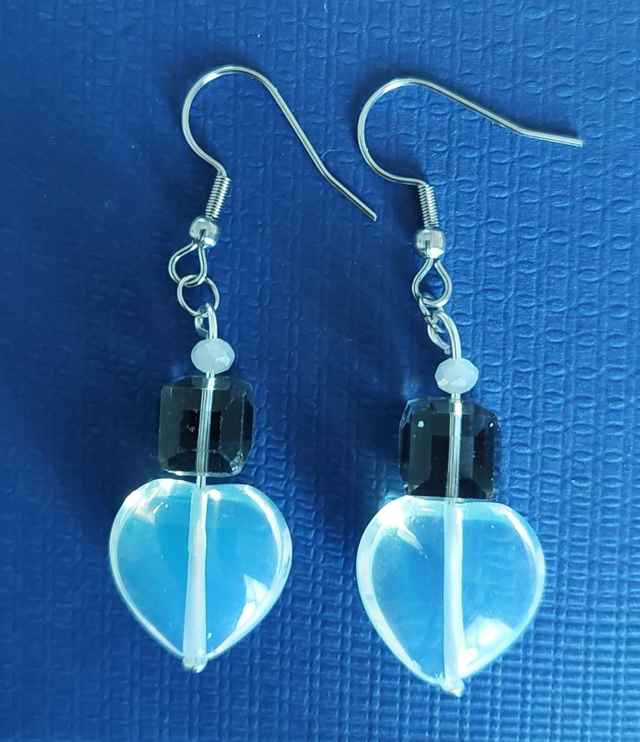Boucles d&#039;oreilles cubes swarovski et coeur en opalite