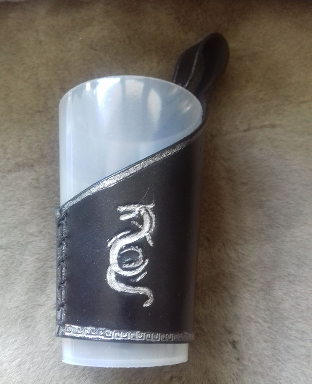 Porte gobelet en cuir motif dragon